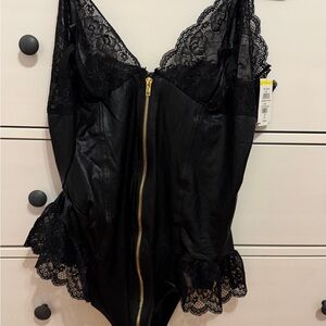 Black Lace-Trim Zip Front corset like lingerie